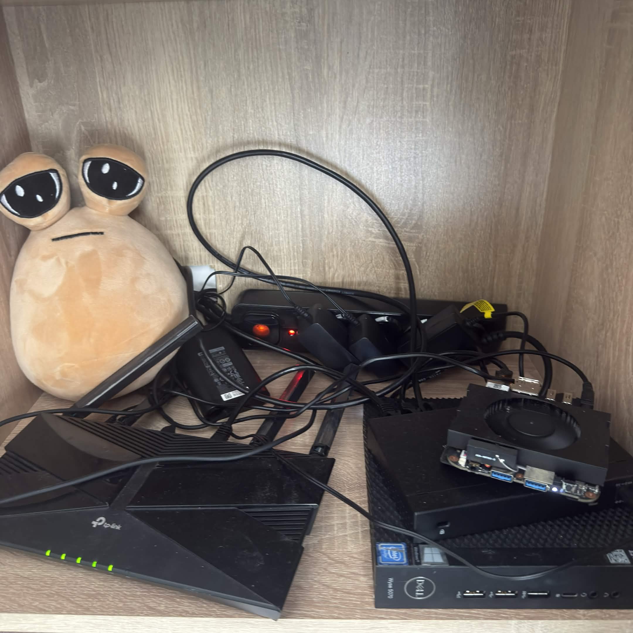Pou pilnuje serwerów, routerów i plątaniny kabli w naszym datacenter