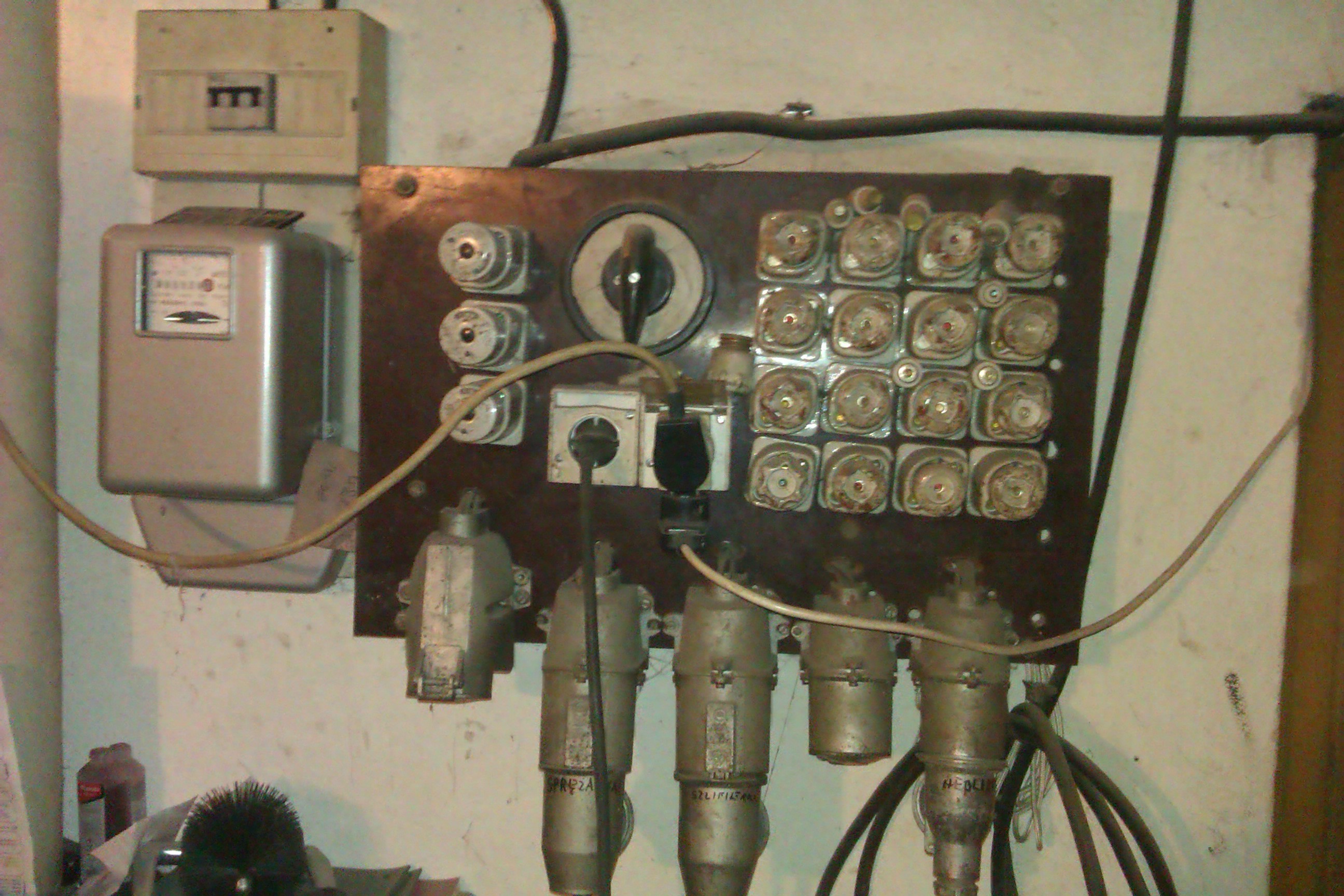 Stara rozdzielnia elektryczna z licznymi przewodami